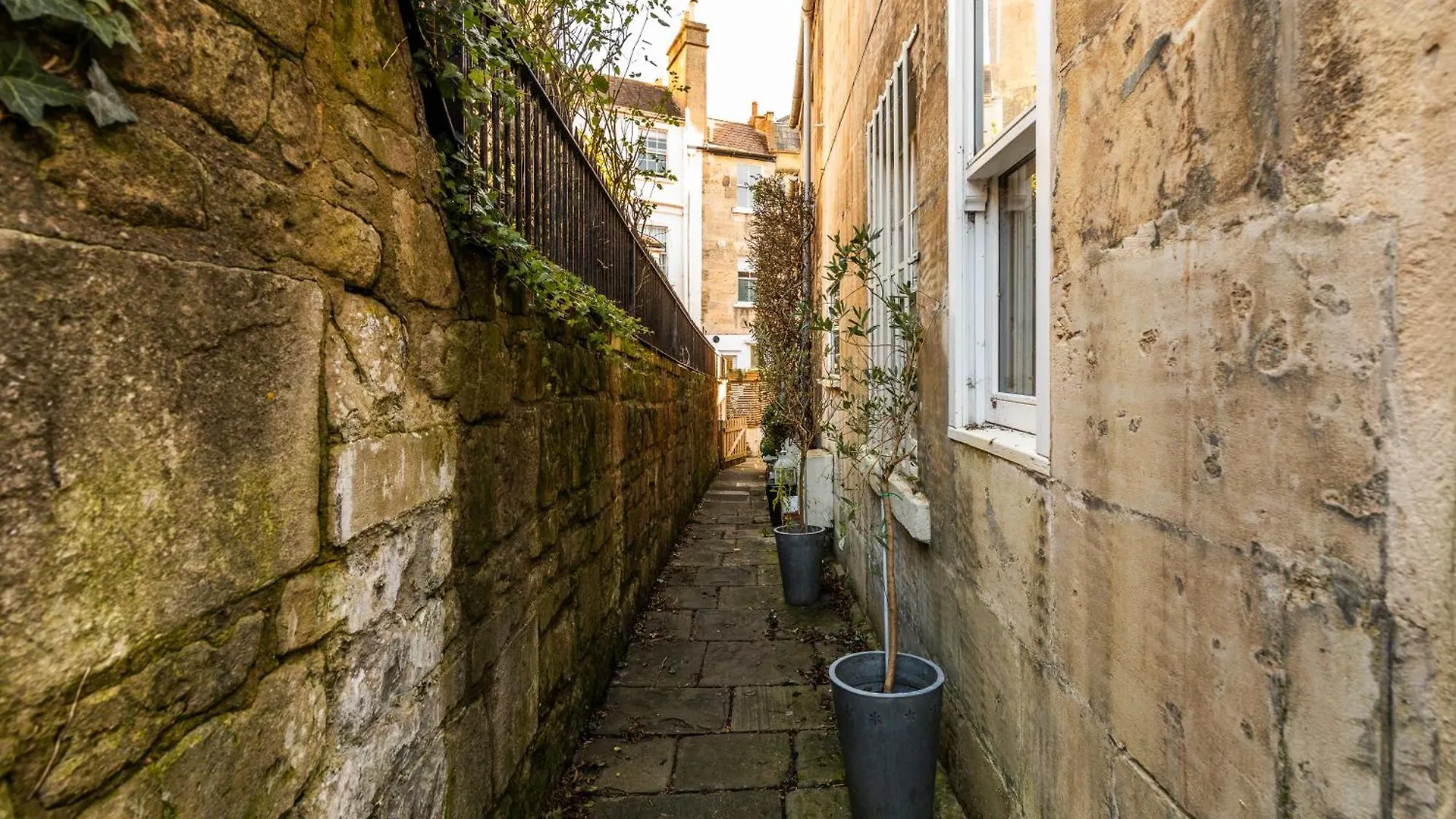 Hidden Central Cottage Retreat Bath Apartment