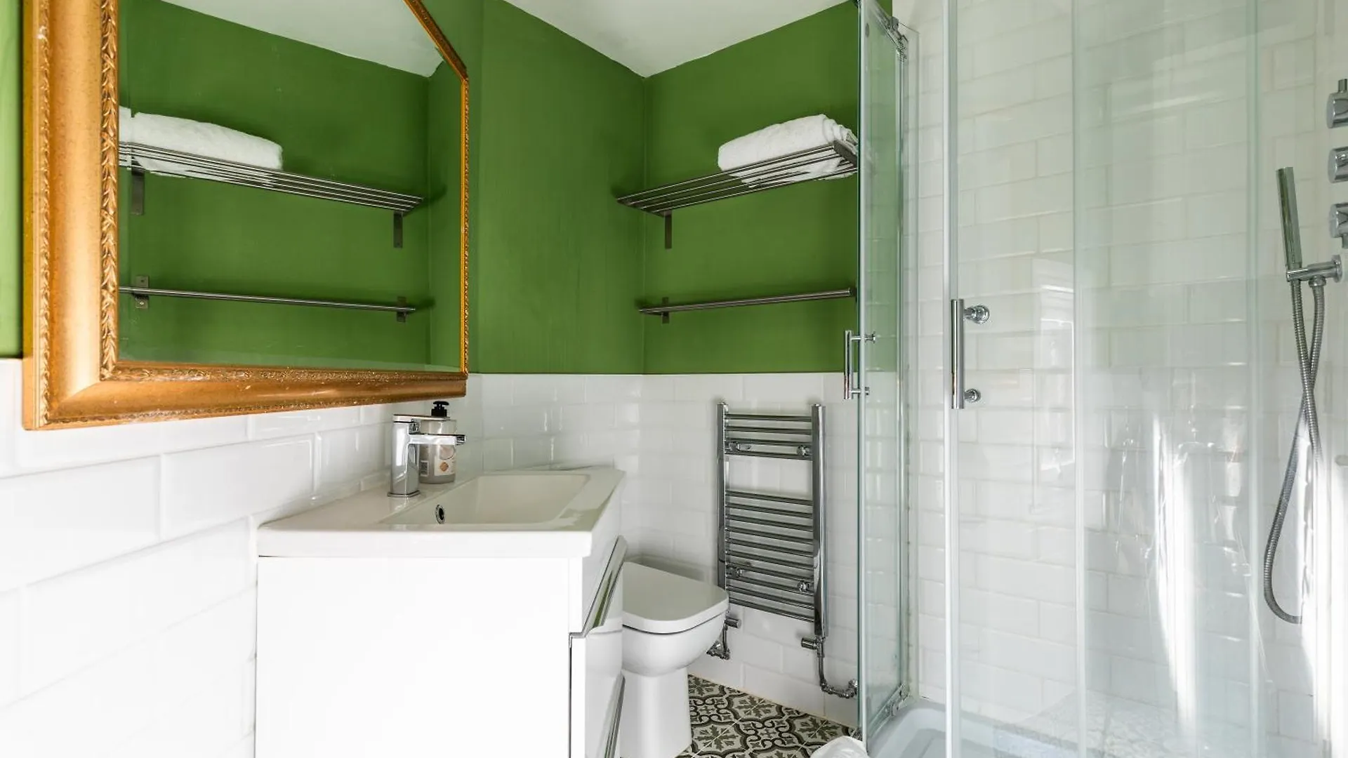 Apartment Hidden Central Cottage Retreat Bath