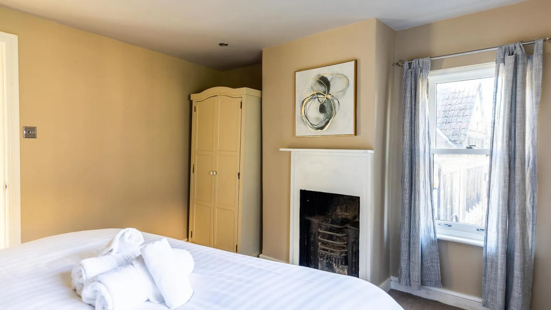 Apartment Hidden Central Cottage Retreat Bath